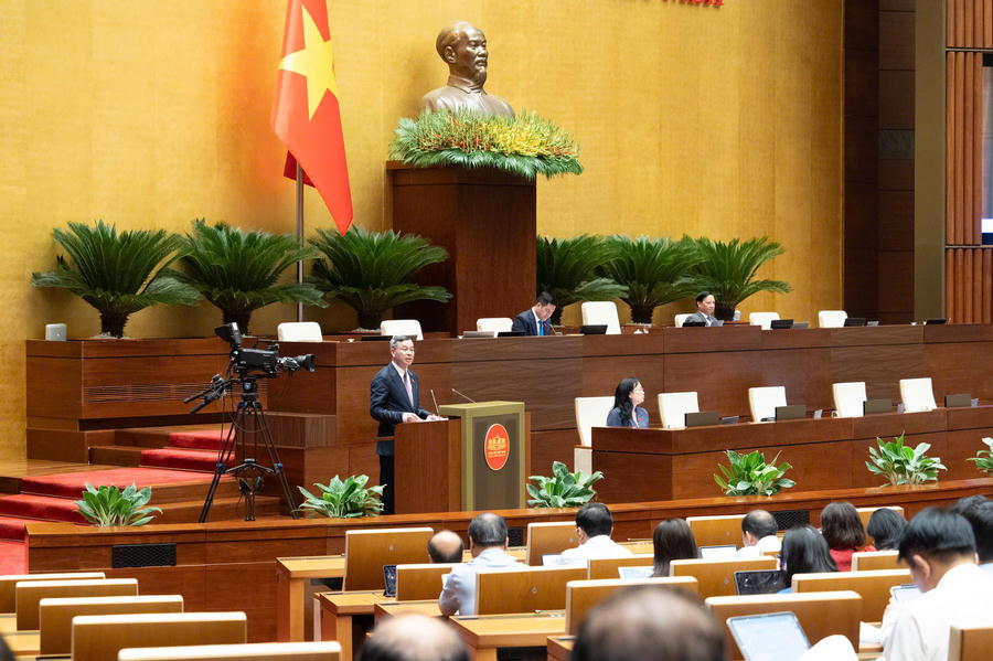 Bộ trưởng Bộ Tài chính Ngô Văn Tuấn giải trình tiếp thu ý kiến của các đại biểu vào cuối phiên thảo luận chiều 5/8. (Ảnh: quochoi.vn)