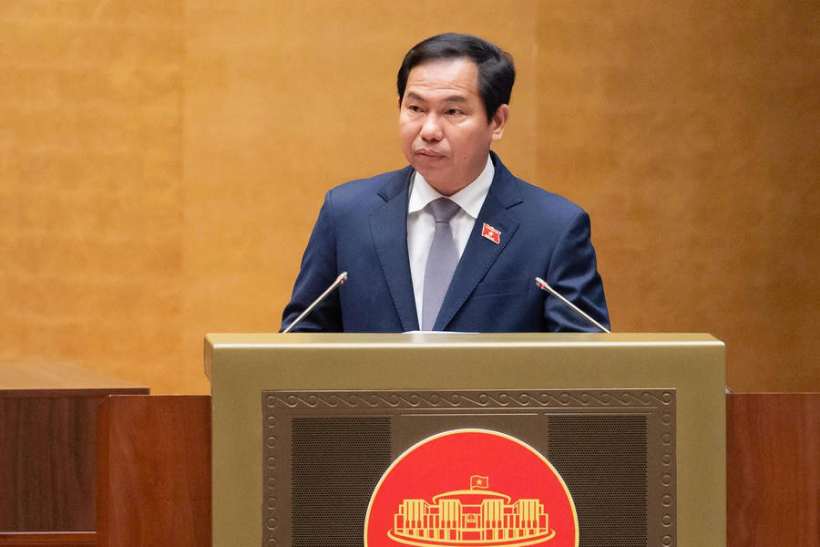 Tổng Thư ký QH, Chủ nhiệm Văn phòng QH Lê Quang Mạnh trình bày tờ trình tại phiên họp. Ảnh: Quochoi.vn