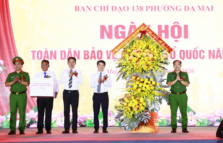Thượng tướng Nguyễn Văn Long, Thứ trưởng Bộ Công an tặng hoa và quà chúc mừng Ngày hội Toàn dân bảo vệ an ninh Tổ quốc năm 2026 phường Đa Mai. (Ảnh CTTĐT Bắc Ninh)