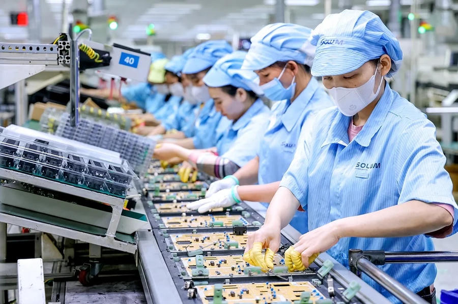 Hoạt động sản xuất tại Công ty Solum Vina. (Ảnh: VietQ)