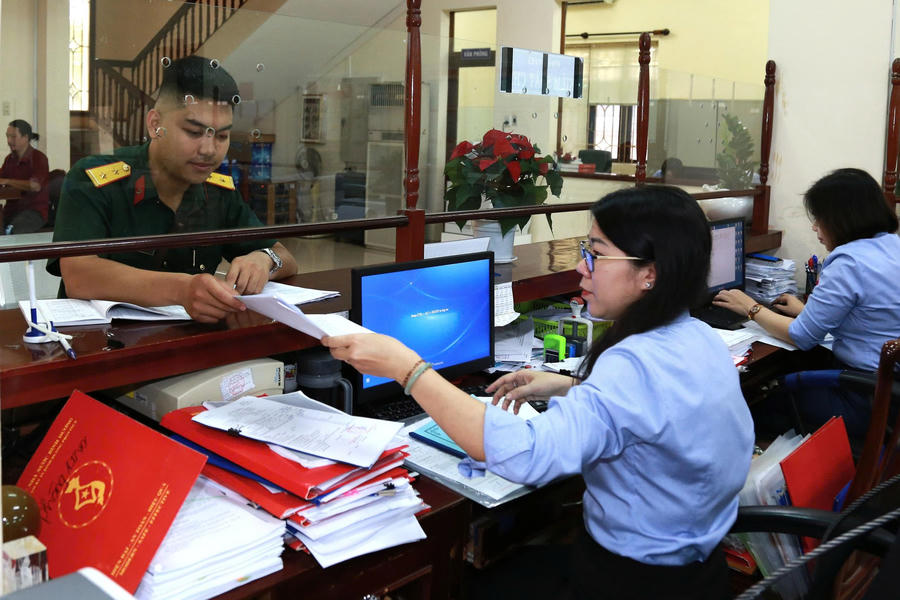 AMH: Cán bộ KBNN thực hiện các giao dịch (Ảnh: KBNN cung cấp)