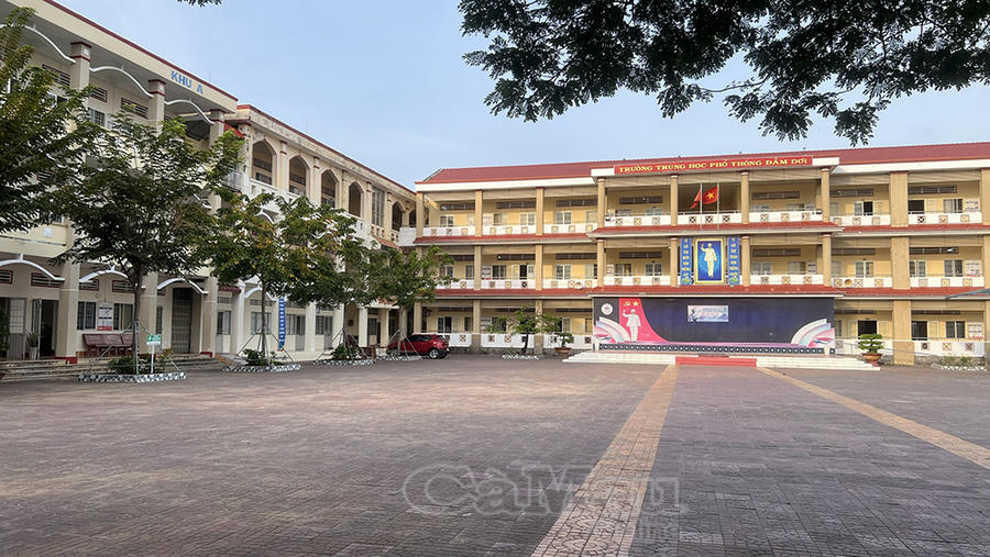 Trường THPT Đầm Dơi là một trong 10 trường được đầu tư xây dựng, cải tạo trong Dự án các trường THPT đạt chuẩn quốc gia. (Nguồn: Báo Cà Mau)