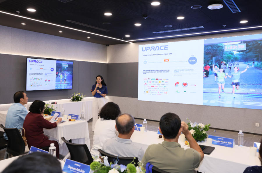 Bà Trần Xuân Ngọc Thảo, Giám đốc Nhân sự & Truyền thông VNG, Trưởng BTC UpRace, phát biểu khai mạc dự án. Bà Trần Xuân Ngọc Thảo, Giám đốc Nhân sự & Truyền thông VNG, Trưởng BTC UpRace, phát biểu khai mạc dự án.