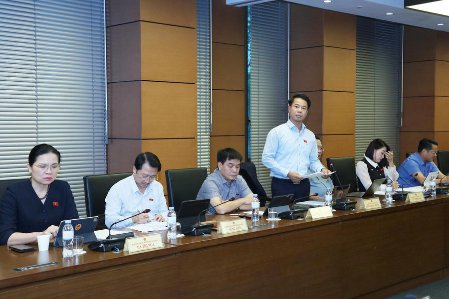 Đại biểu Hoàng Quốc Khánh phát biểu tại phiên họp. (Ảnh: quochoi.vn) Đại biểu Hoàng Quốc Khánh phát biểu tại phiên họp. (Ảnh: quochoi.vn)