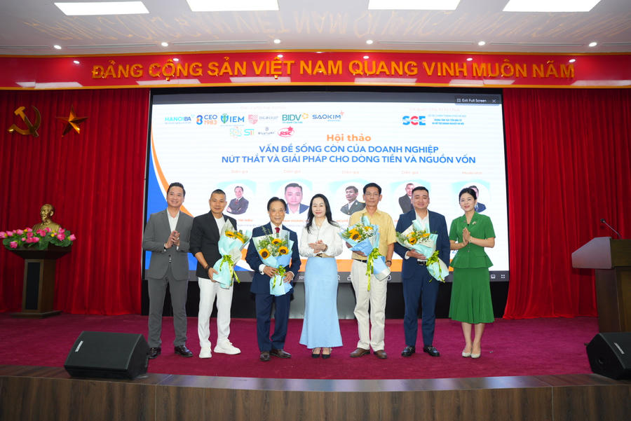 Ban Tổ chức tặng hoa các chuyên gia, diễn giả tham gia chia sẻ tại hội thảo. (Ảnh trong bài: BTC)