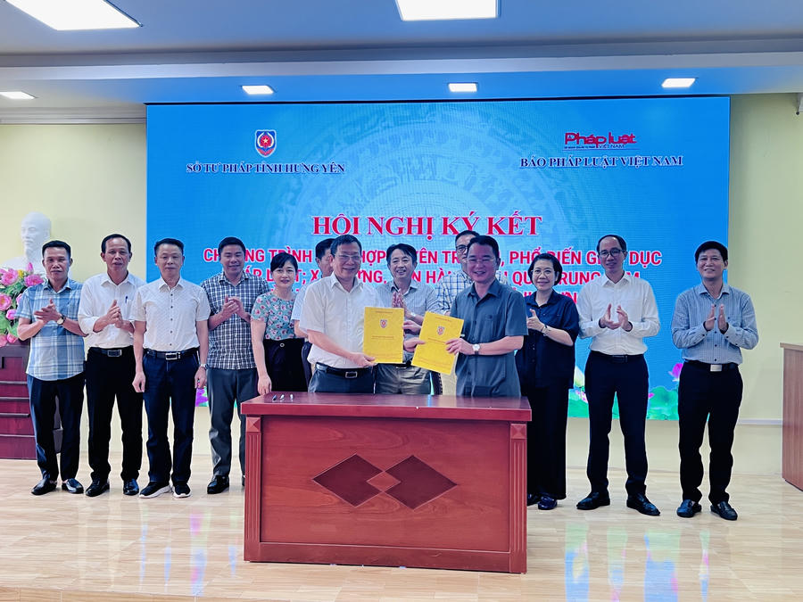 TS. Vũ Hoài Nam Tổng Biên tập Báo PLVN và Giám đốc Sở Tư pháp Hưng Yên Trần Hữu Nam thực hiện nghi lễ Ký kết.