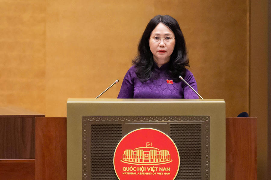 Bộ trưởng Bộ Văn hóa, Thể thao và Du lịch Lâm Thị Phương Thanh trình bày báo cáo tại phiên họp. Ảnh: Quochoi.vn