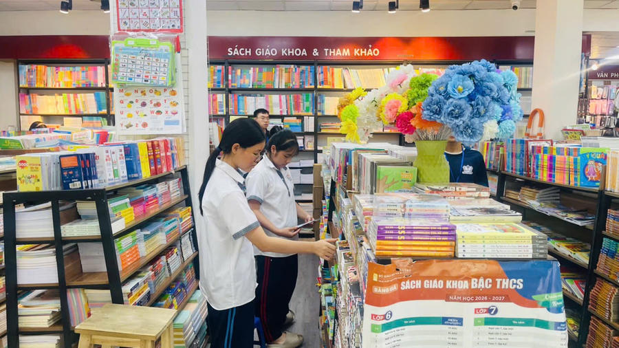 Nhiều phụ huynh học sinh còn vất vả tìm SGK ngay tuần đầu năm học mới (Ảnh minh họa: PV)