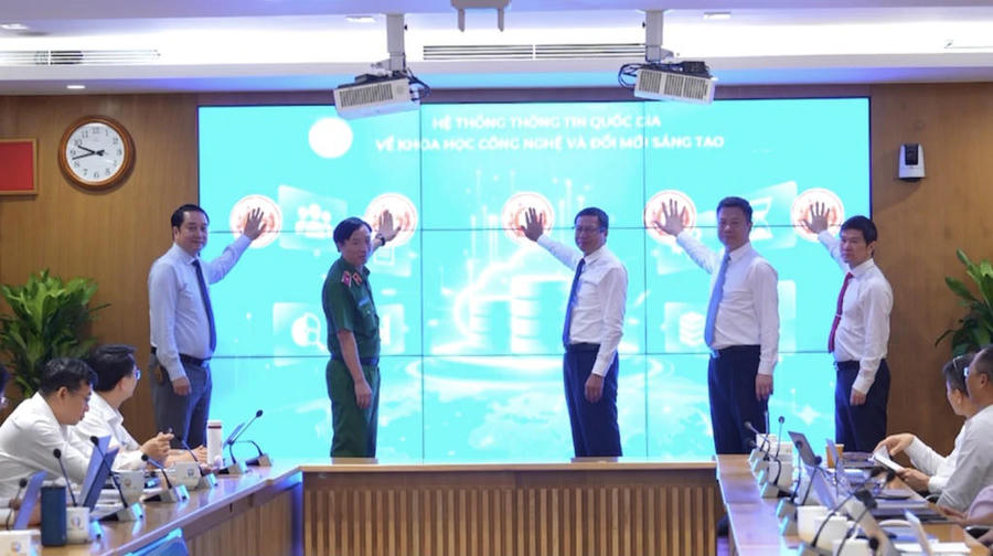 Thứ trưởng Lê Xuân Định cùng các đại biểu thực hiện nghi thức ra mắt Hệ thống thông tin quốc gia về khoa học, công nghệ và đổi mới sáng tạo. (Ảnh: MST)