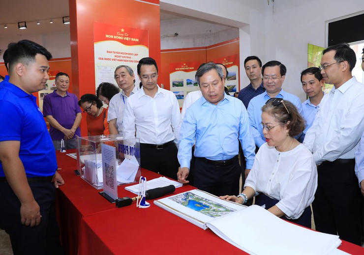 Chủ tịch UBND TP Hà Nội Vũ Đại Thắng kiểm tra hiện trường công tác tổ chức lấy ý kiến cộng đồng dân cư tại Trung tâm Thông tin triển lãm Hà Nội. Ảnh: Lê Hải