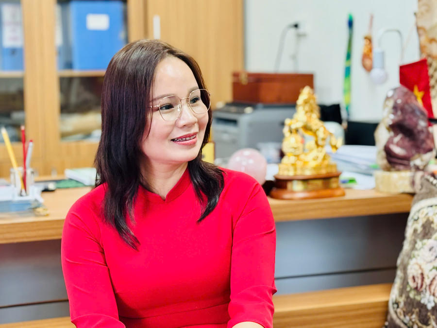 Bà Phạm Thị Thanh Hải – Hiệu trưởng Trường THCS Nha Trang chia sẻ về công tác CĐS tại nhà trường (Ảnh đại diện và ảnh minh họa trong bài: Trường THCS Nha Trang cung cấp)