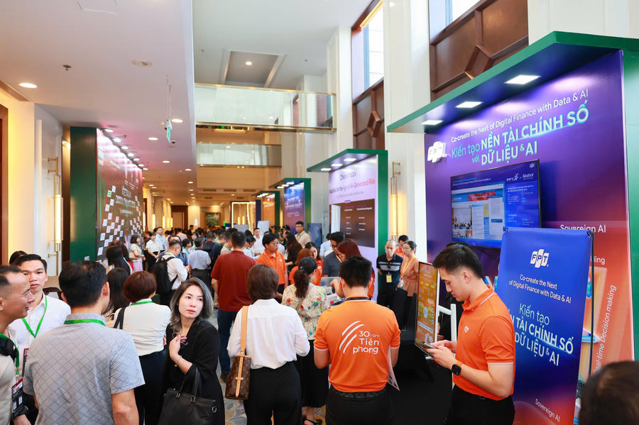 Rất đông đại biểu, doanh nghiệp tham quan khu triển lãm VDF-2026. Ảnh đại diện và ảnh trong bài: Bộ Tài chính cung cấp