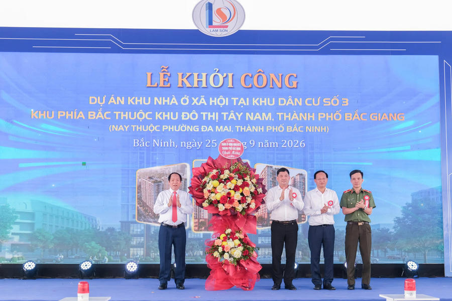 Lãnh đạo thành phố Bắc Ninh tặng hoa Chủ đầu tư Dự án Nhà ở xã hội tại Khu dân cư số 3, phường Đa Mai. (Ảnh NH)