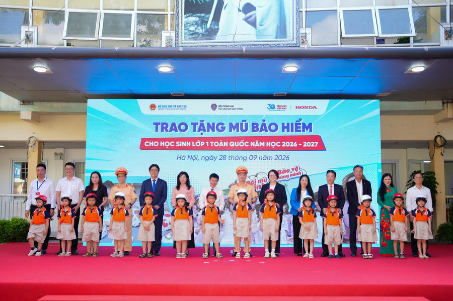 Honda Việt Nam trao tặng mũ bảo hiểm đạt chuẩn cho học sinh lớp Một tại Trường Tiểu học Ngọc Lâm, TP Hà Nội. (Ảnh trong bài: Honda)