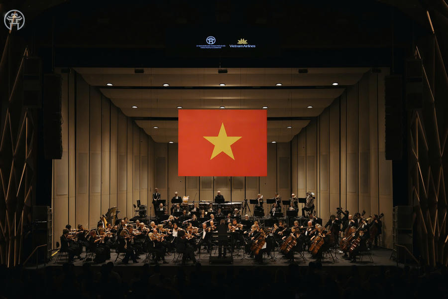 Giai điệu “Tiến quân ca” mở đầu Vietnam Airlines Classic – Hanoi Concert 2026 qua phần thể hiện của London Symphony Orchestra dưới sự chỉ huy của Sir Antonio Pappano. Như một khoảnh khắc quen thuộc được chờ đợi qua mỗi mùa hòa nhạc, Quốc ca Việt Nam một lần nữa mở đầu cuộc gặp giữa LSO và khán giả Hà Nội.