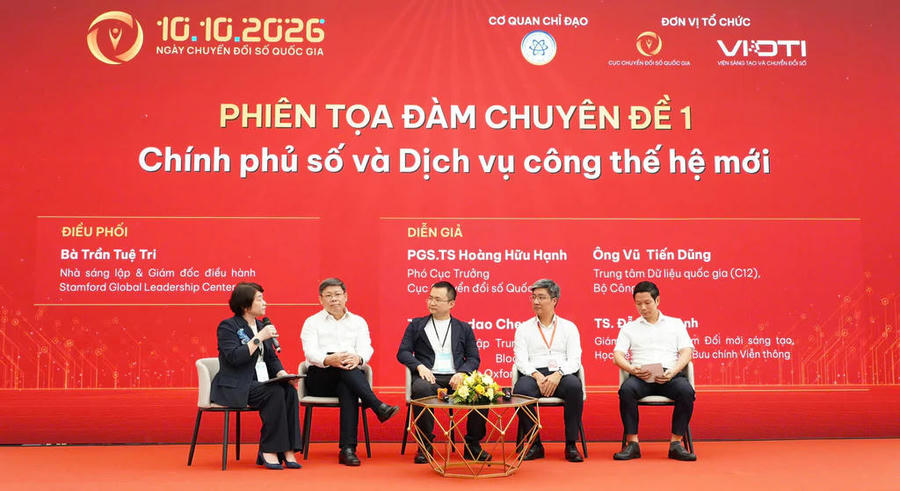 Các đại biểu trao đổi về chính phủ số và dịch vụ công thế hệ mới, trong đó nhấn mạnh ứng dụng AI, dữ liệu an toàn, tin cậy và mô hình chính quyền địa phương số. (Ảnh: MST)