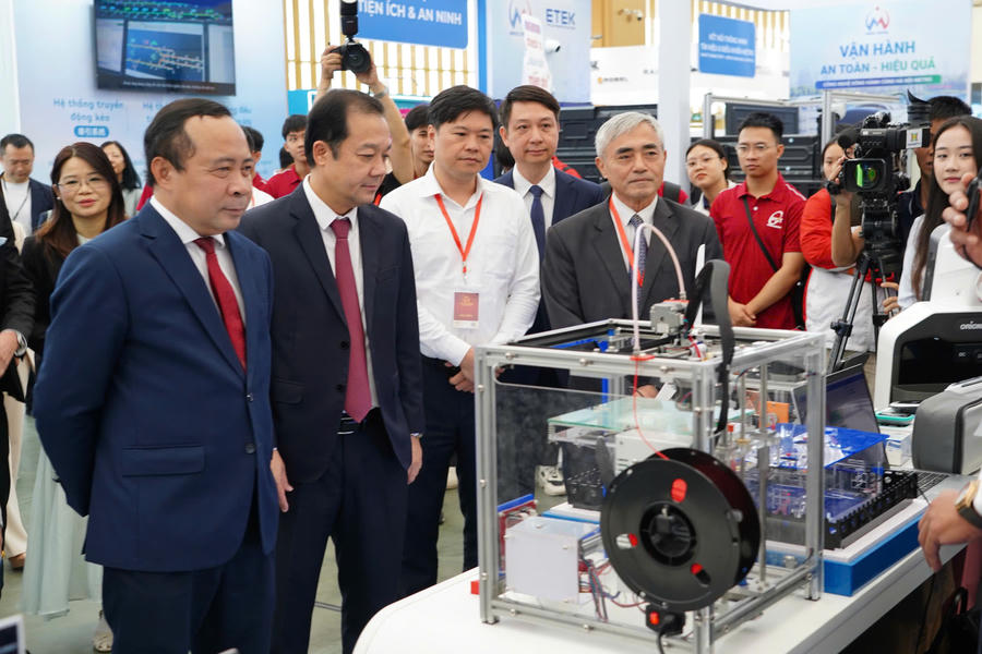Bộ trưởng Bộ Khoa học và Công nghệ (KH&CN) Vũ Hải Quân cùng các đại biểu tham quan Triển lãm. (Ảnh: MST)