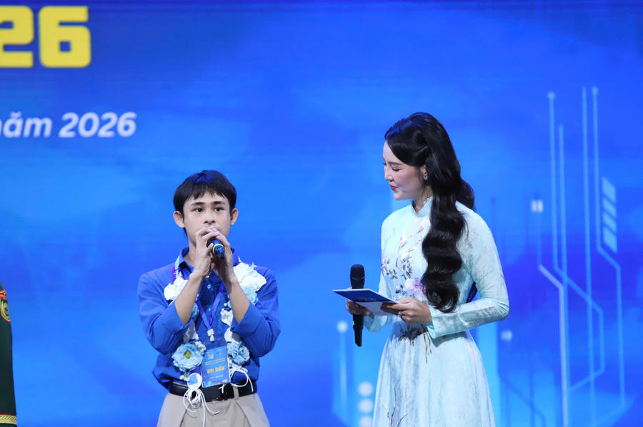 Đinh Viết Tường - chàng trai mắc hội chứng TIC chia sẻ hành trình nghị lực tại lễ trao Giải thưởng Thanh niên sống đẹp năm 2026. (Ảnh: Đ.H)