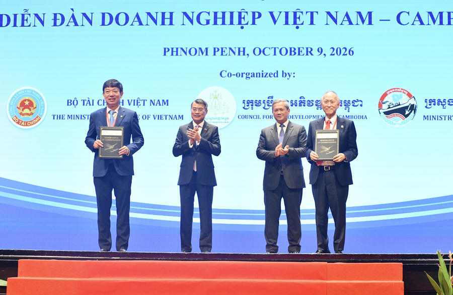 Ông Đinh Văn Tuấn, PTGĐ Vietnam Airlines và ông Lok Neak Oknha Dr. Pung Kheav Se, Chủ tịch HĐQT CAIC trao biên bản hợp tác.
