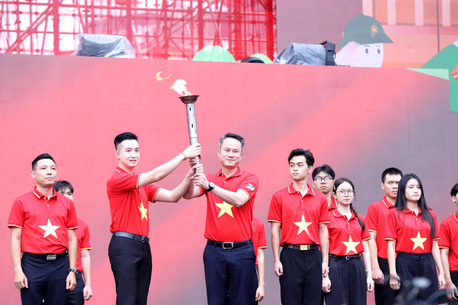 Ông  Nguyễn Kim Quy - Bí thư T.Ư Đoàn, Chủ tịch T.Ư Hội LHTN Việt Nam trao ngọn đuốc Hành trình Tôi yêu Tổ quốc tôi cho đại diện thanh niên cả nước. (Ảnh: Đ.H)