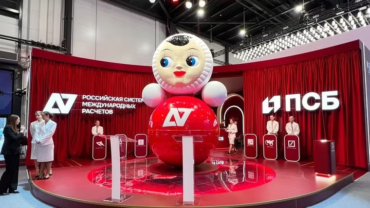 Gian trưng bày dịch vụ thanh toán A7 tại Diễn đàn Kinh tế Quốc tế St. Petersburg (SPIEF 2026) ở Nga. Ảnh: Sputnik
Gian trưng bày dịch vụ thanh toán A7 tại Diễn đàn Kinh tế Quốc tế St. Petersburg (SPIEF 2026) ở Nga. Ảnh: Sputnik