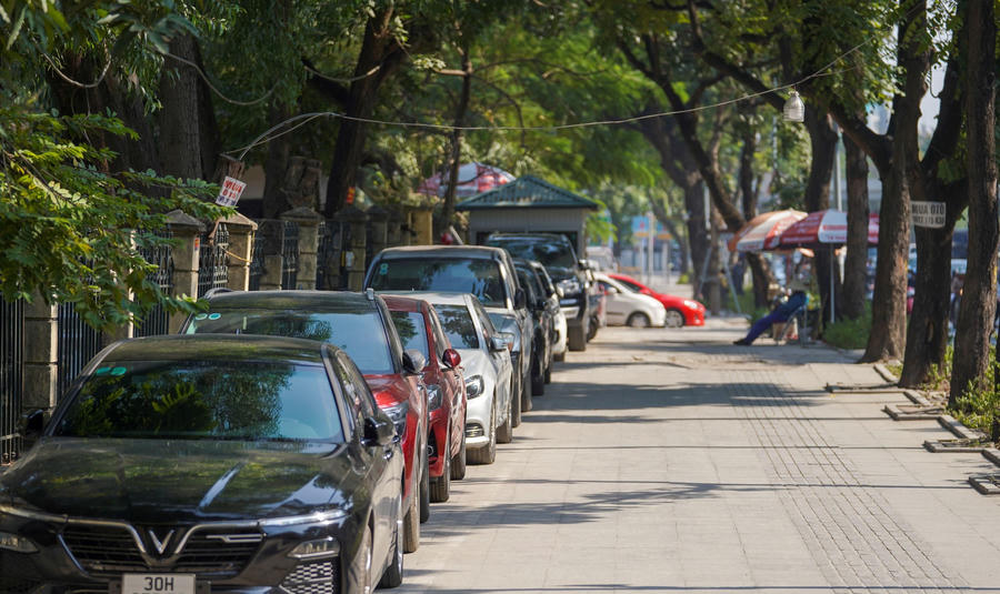 Thành phố Hà Nội tăng gấp đôi giá trông xe ở lòng đường, vỉa hè