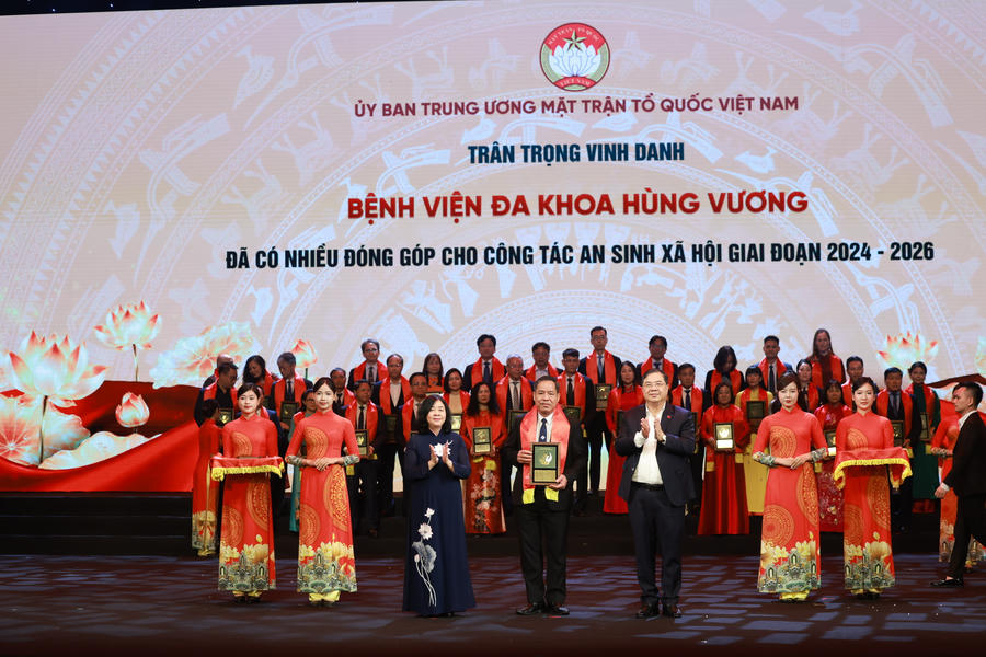 Luật sư Phạm Văn Học - Tổng Giám đốc Hệ thống Y tế Hùng Vương, nhận vinh danh vì những đóng góp cho công tác an sinh xã hội giai đoạn 2024 - 2026. (Ảnh trong bài: BTC)